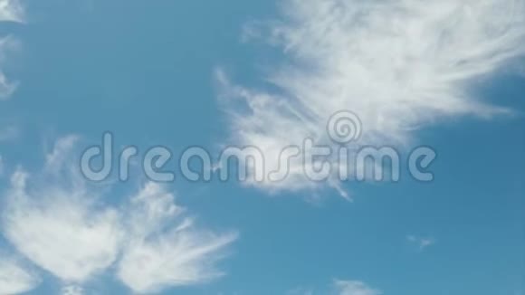 最好的卷云在时光流逝与美妙的蓝天视频的预览图