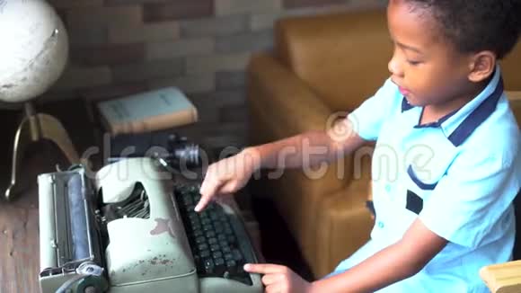 在客厅打打字机的美国黑人男孩视频的预览图