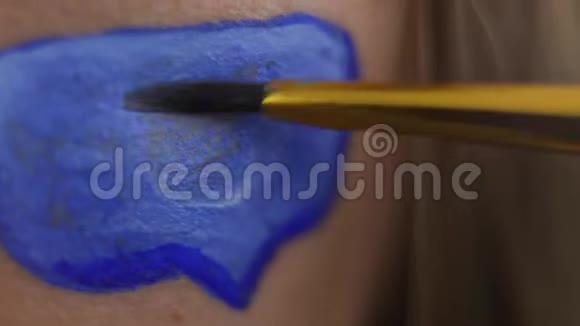 特写艺术家画零在留言框上的人的皮肤使用小软刷身体艺术概念艺术作品视频的预览图