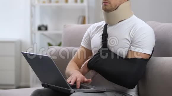 带手提电脑的人手臂吊带和颈项圈感觉颈部疼痛外伤视频的预览图