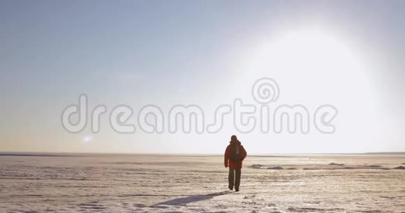 人类旅行者走在山上覆盖着雪的地方走得很远视频的预览图