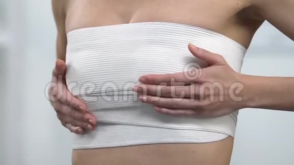 女子胸外压包摸胸乳房成形术视频的预览图