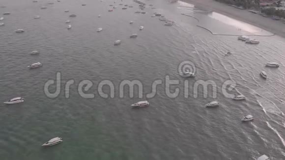 无人机起飞芭堤雅海滩的空中拍摄和著名的标志清晨日出城市景观和天际线视频的预览图