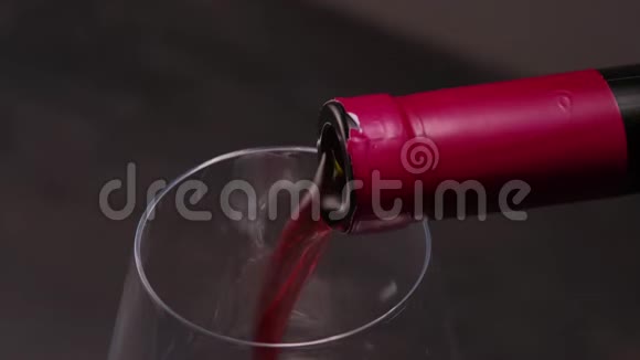把红酒从瓶子里倒入杯子里视频的预览图