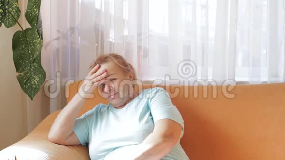 老年美女患有偏头痛视频的预览图