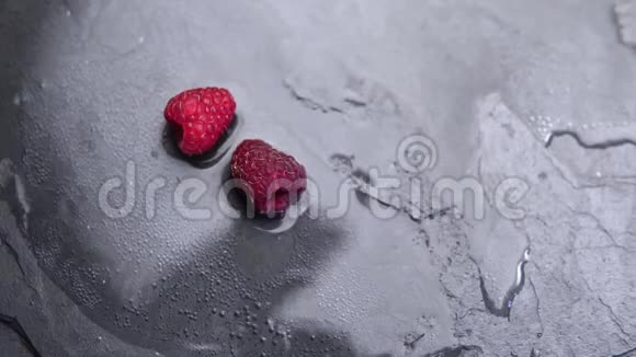 慢动作树莓倒在桌子上视频的预览图