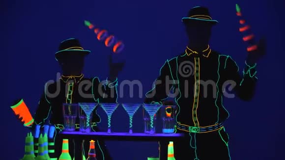 巴门表演业绩酒吧女招待和酒吧女招待聚在一起穿着亮蓝色背景的霓虹灯制服视频的预览图