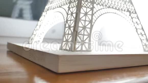 埃菲尔铁塔模型的木制象征视频的预览图