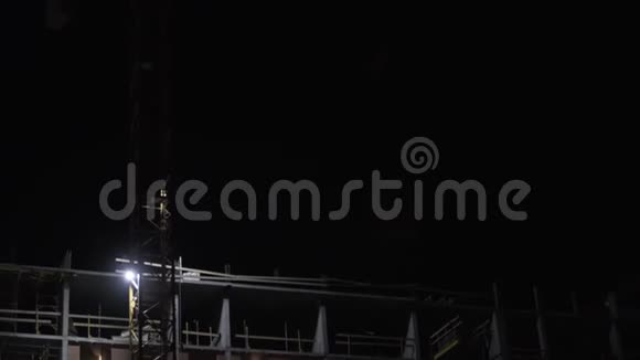 夜间施工现场塔吊降低混凝土搅拌机视频的预览图