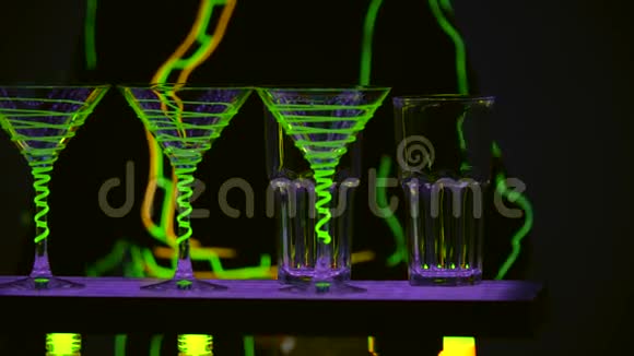 关闭酒吧招待的节目业绩酒保正在杂耍把酒精饮料倒进杯子里作物一种色调背景视频的预览图