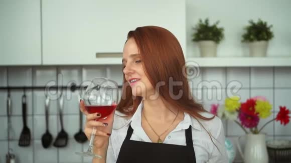 开朗的女人在家庭厨房喝酒红头人特写视频的预览图