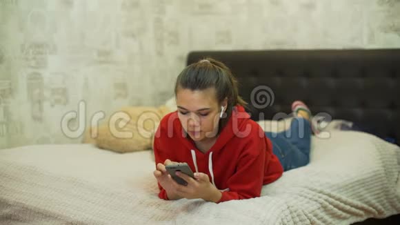 少女躺在床上打字视频的预览图