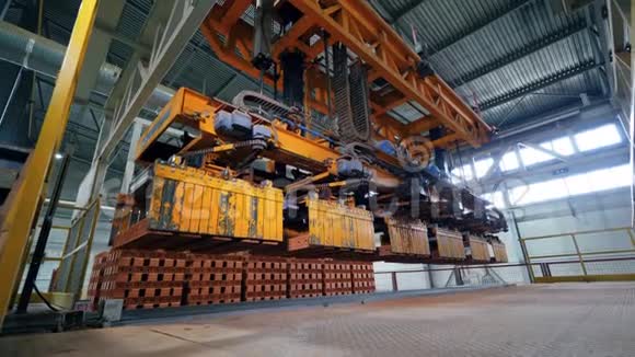 工业输送机拆除砖块工厂自动机器人机械手视频的预览图
