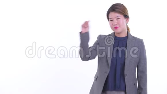 快乐的年轻亚洲女商人掰着手指展示着视频的预览图