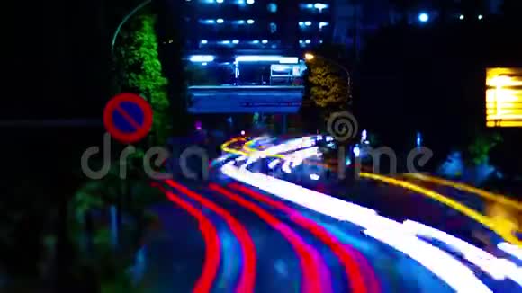 东京Suginami市中心城市街道倾斜倾斜的夜间时间视频的预览图