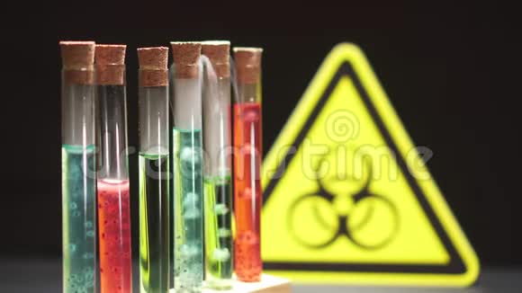 在生物危险标志的背景下用不同颜色的沸腾液体的玻璃试管视频的预览图