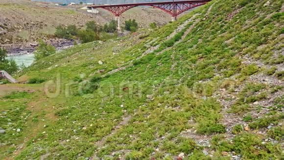 全景老桥从空中飞过山河在山上的河流上空飞行射击摧毁了桥梁视频的预览图
