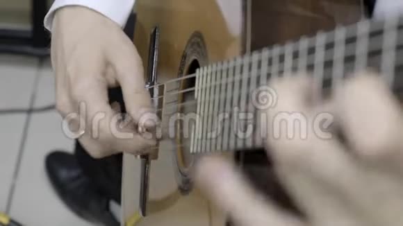弹古典吉他快速通过快速手指视频的预览图
