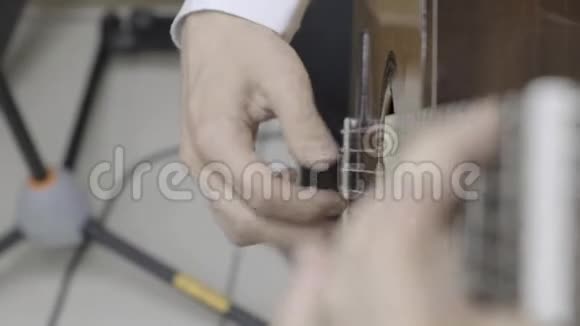 弹古典吉他快速通过快速手指视频的预览图