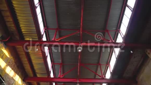 在工业大楼的天花板上移动摄像头视频的预览图