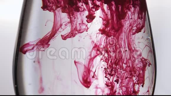 红墨水滴在水里背景抽象艺术4K视频的预览图