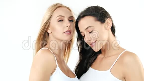 两个女人被隔离在白色慢动作上视频的预览图