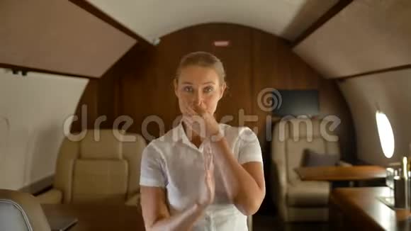在私人飞机舱里成功的女性跳舞快乐视频的预览图