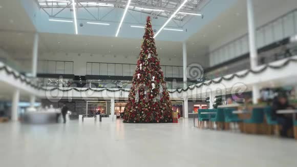 圣诞树在商场或购物中心时光流逝5人们买礼物是因为打折和打折视频的预览图