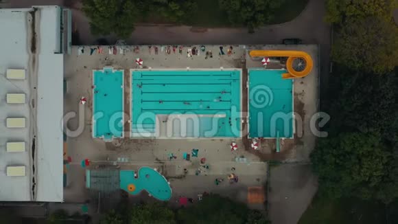 在一个大城市建立公共游泳池的空中射击视频的预览图