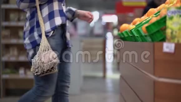 女性购物零废物自然袋视频的预览图