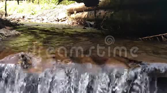 木结构人工瀑布下人造桥海峡概念瀑布视频的预览图