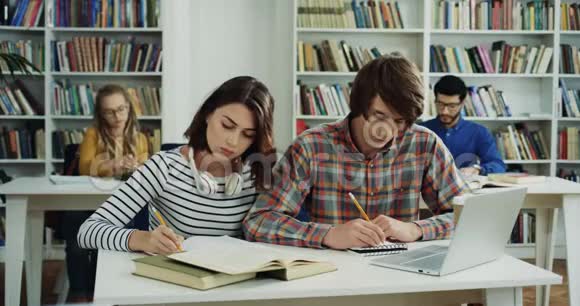 一群白人男女学生在图书馆学习然后站起来走开视频的预览图