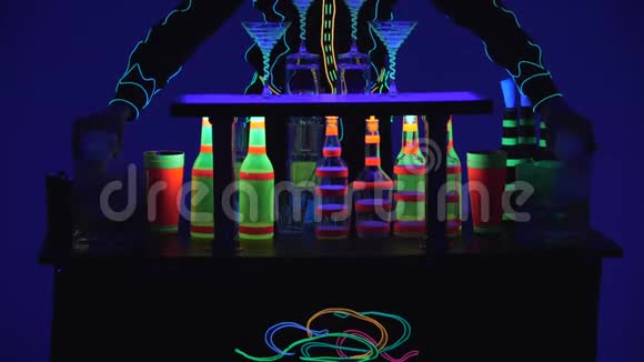 巴曼正在酒吧里倒干冰表演精彩绝伦五颜六色的灯光引导慢动作4K视频的预览图