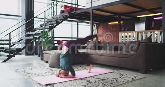 有魅力的女人在家里练习瑜伽做放松的身体冥想练习早上给身体充电视频的预览图