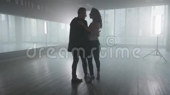 一对夫妇在舞蹈室跳舞一个年轻的女人表演分裂视频的预览图