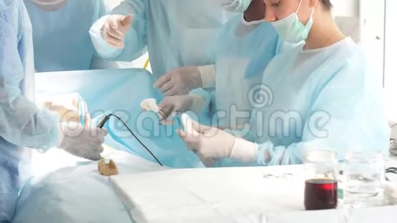 现代外科手术参加困难行动的小组成员视频的预览图