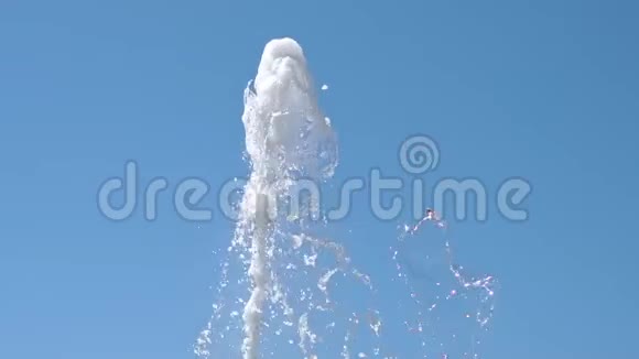 喷泉中的小水滴在天空中飞翔慢动作的动作视频的预览图