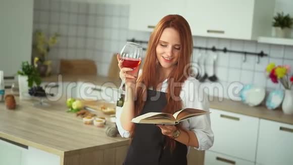 姜女在厨房里读烹饪书红发女孩视频的预览图