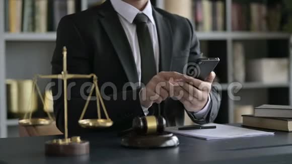 在法庭室用手机关闭律师手拍视频的预览图