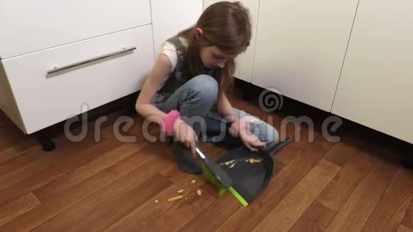 小女孩在厨房打扫地板视频的预览图