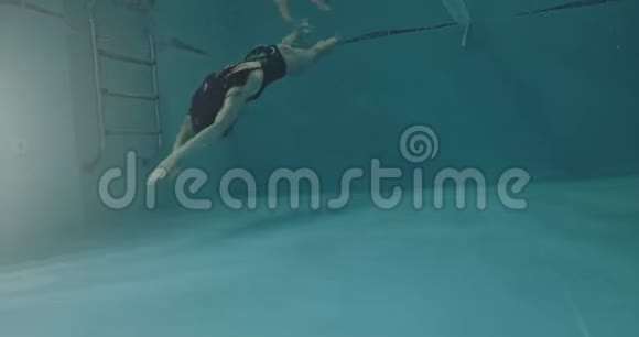 非专业女性游泳运动员海豚技术视频的预览图