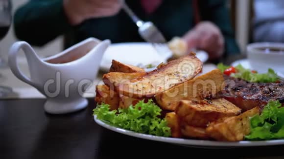 在格鲁吉亚餐厅的餐桌上放牛排土豆和沙拉视频的预览图