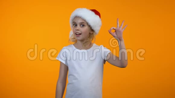 可爱的少女戴着圣诞帽微笑着示好推荐视频的预览图