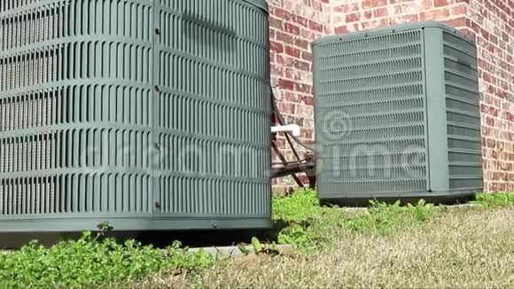 家旁边的空调机组的多利镜头视频的预览图