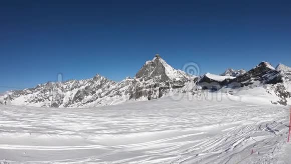 布鲁伊塞维尼亚意大利滑雪头盔的角度滑雪者POV在塞维诺或马特霍恩的迷人景色视频的预览图