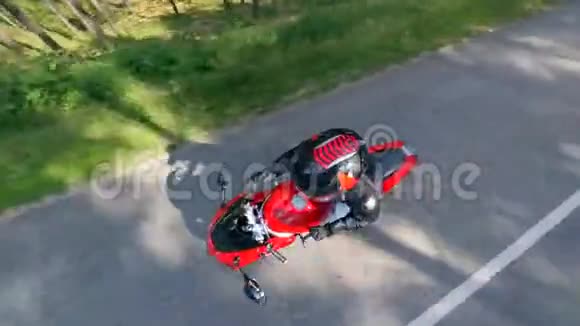 摩托车的全景与骑手的运动摩托车在路上视频的预览图
