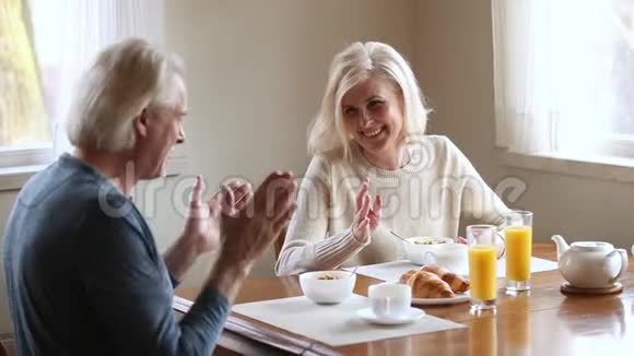 快乐的年长夫妇说笑健康的早餐视频的预览图
