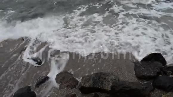 一片石滩的特写镜头视频的预览图