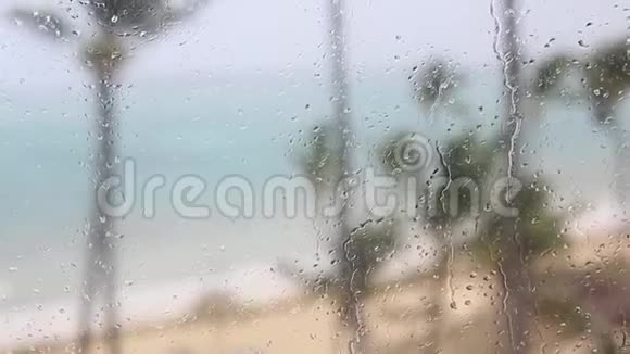 透过雨水淋透的玻璃观看海岸上的热带飓风视频的预览图