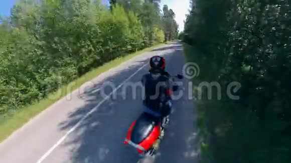 摩托车手正沿着公路高速行驶视频的预览图